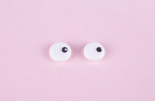 步骤2：然后做出眼睛，要做得有趣一点。