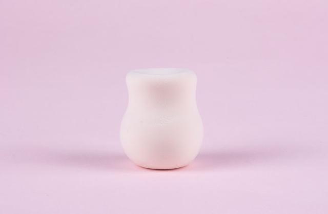 步骤1：首先我们用肤色粘土做出梨子的形状，但是上边要切去一点