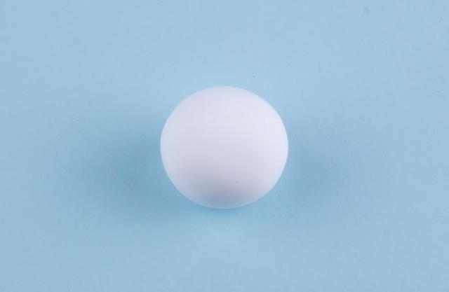 步骤1：首先我们用白色粘土揉一个圆球。