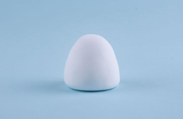 步骤5：然后我们来做雪人的身体，用白色粘土做一个半圆形。