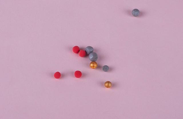 步骤5：用不同颜色的粘土揉若干个小球作为装饰，然后涂上金粉和银粉，这样显得有光泽。