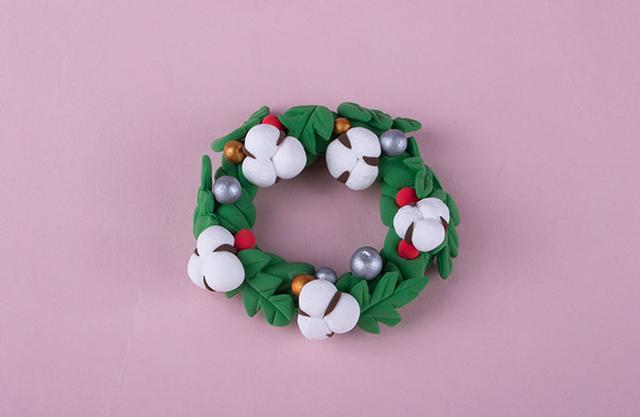 步骤8：把棉花粘在花环上。