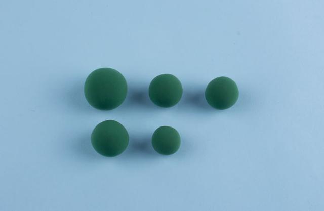 步骤1：首先我们用绿色粘土做出从大到小的五个圆球，因为我们要做五层的松树。如果大家想做不同层数的松树，可以相应的调整小圆球的数量，但是必须是从大到小。