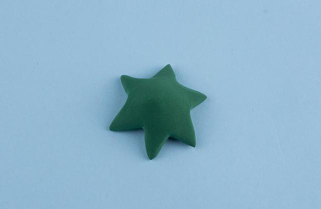 步骤3：用剪刀剪出六角星的形状，这个大家也可以自己调整，五角星也可以。