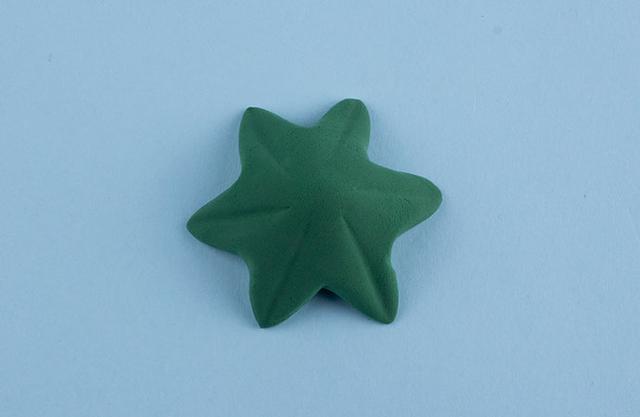 步骤4：在每个角到中心的位置压一下，压出竖线。