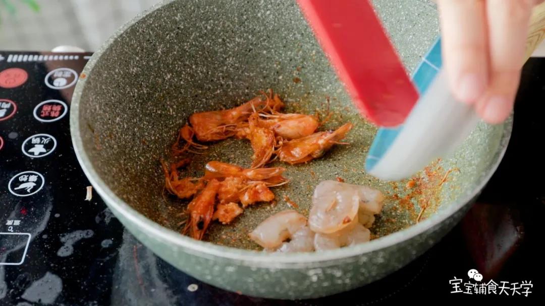第6步：放入虾仁翻炒