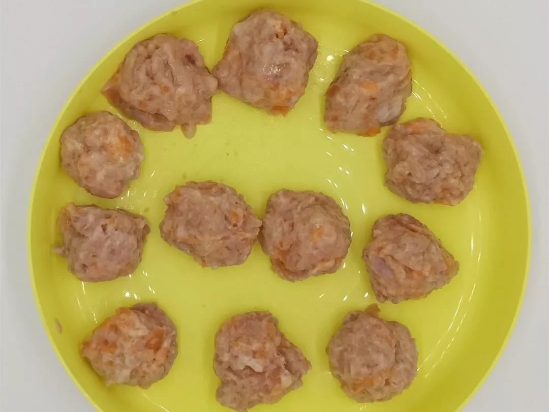 第3步：将肉泥揉成肉丸。