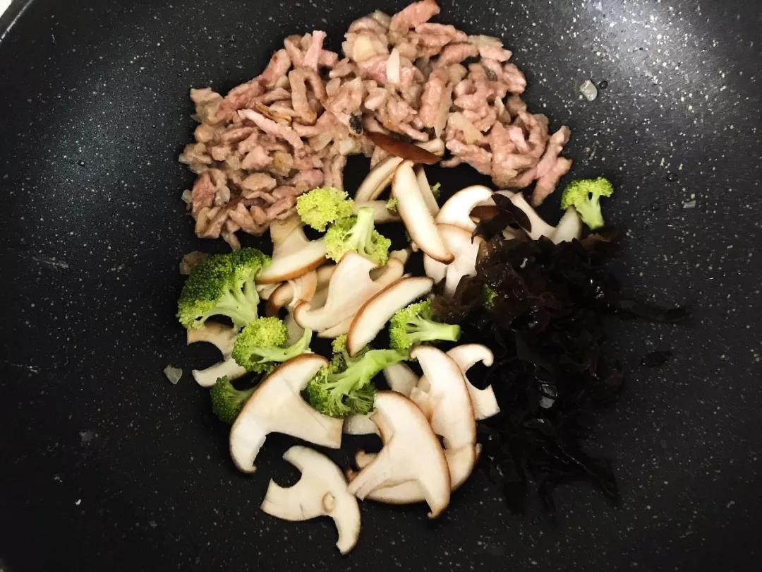 第5步：香菇、木耳、西兰花一起放入锅中翻炒。