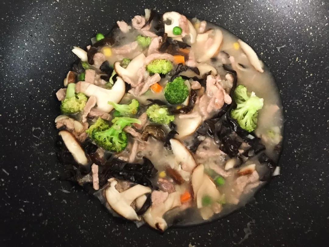 第7步：加少量水焖至软烂。