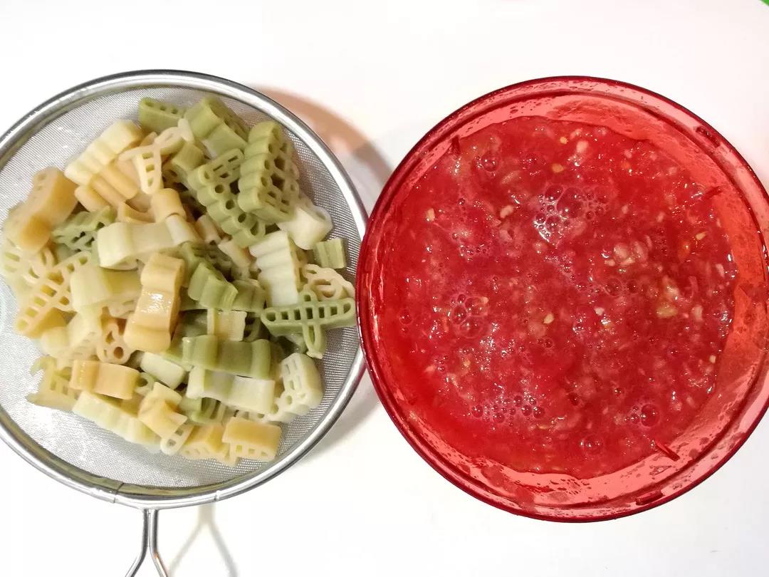 第3步：意面煮熟过冷水盛出备用，番茄去皮用克欧克拉碎备用。