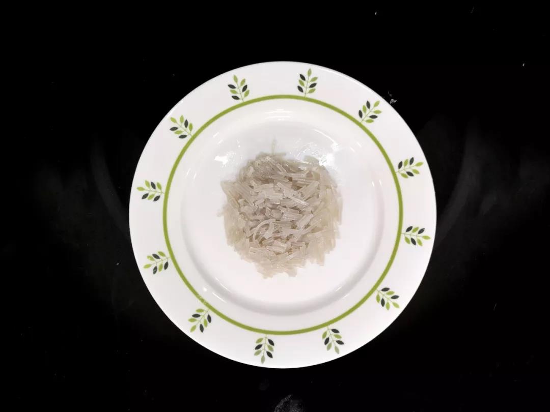 粉丝用开水泡软切碎。