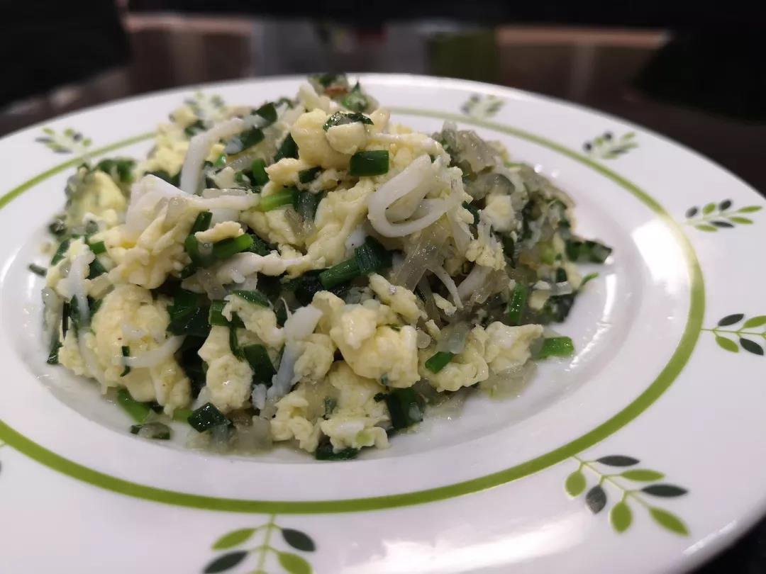 银鱼韭菜粉丝炒鸡蛋。