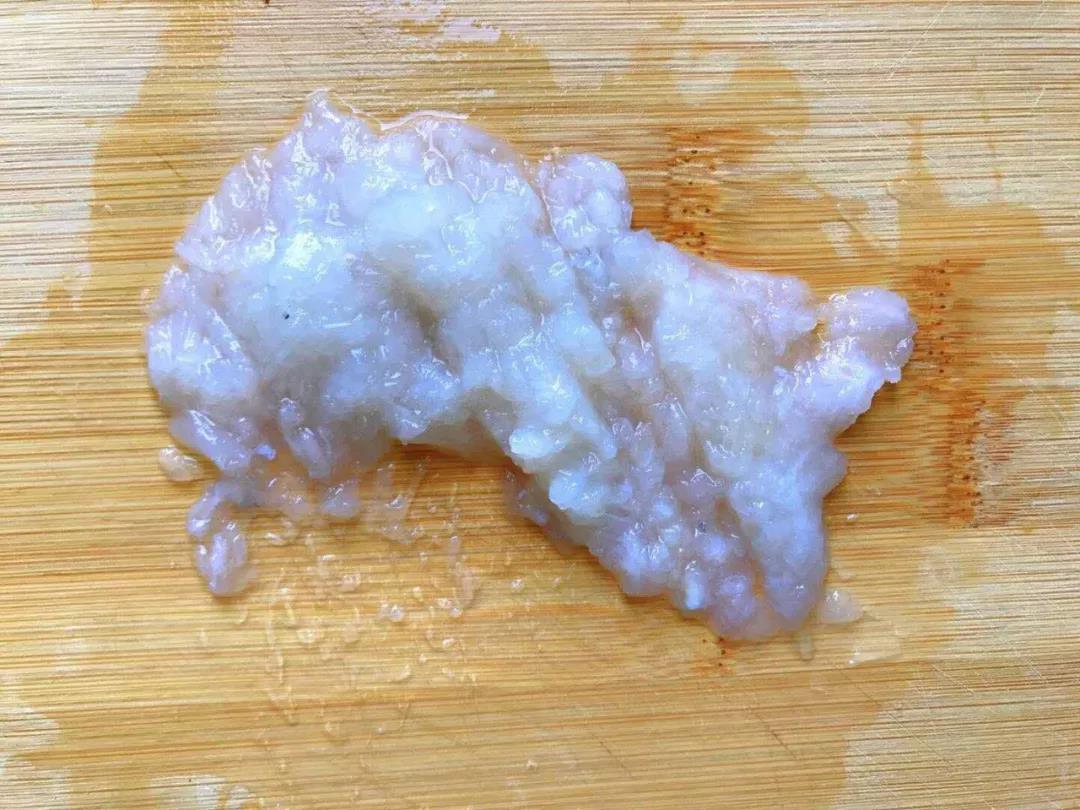 把鳕鱼里面的刺挑出来，然后剁碎。