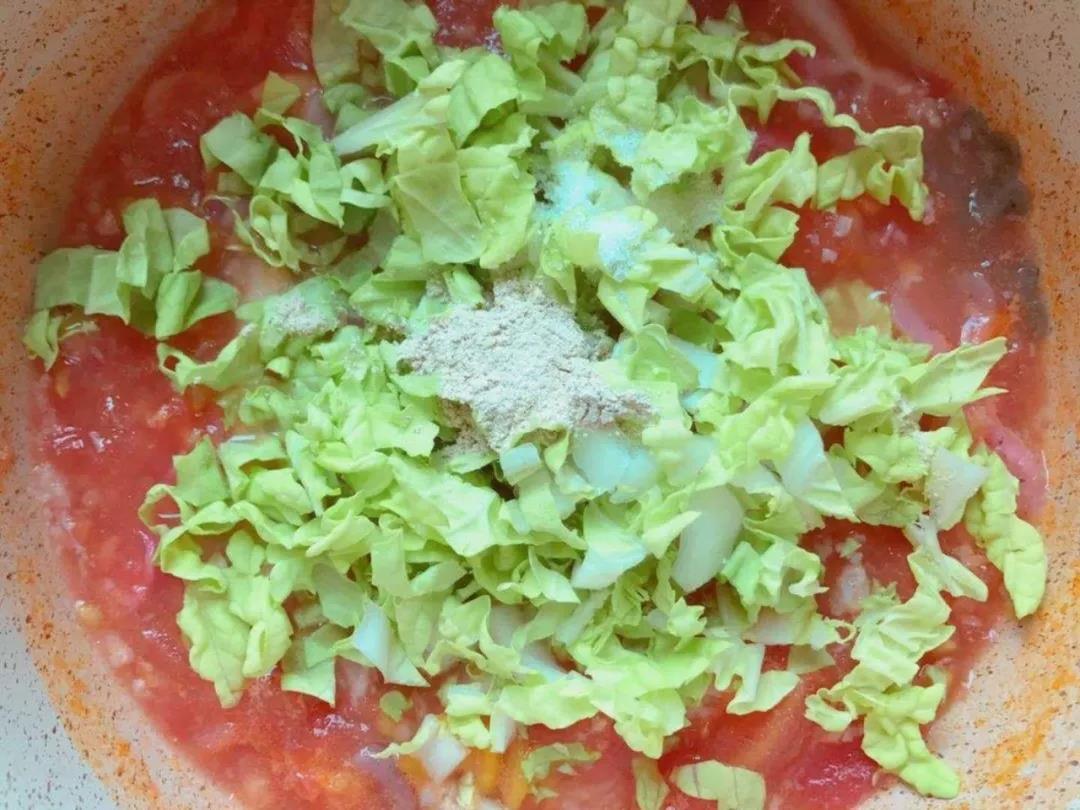 加入青菜和香菇粉，翻拌均匀之后，盖上盖子焖1-2分钟左右即可出锅。