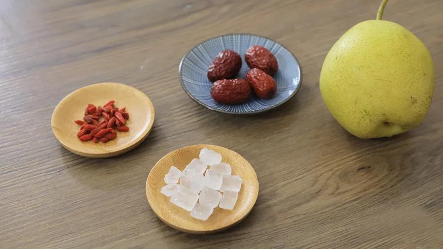 第1步：准备食材：雪梨1 / 个，冰糖 / 20g，红枣 / 4个，枸杞适量