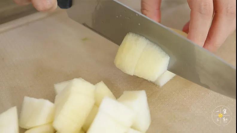 第3步：雪梨去皮切块