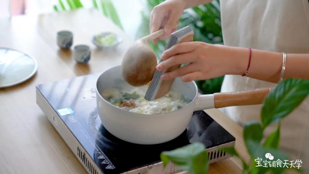 加入松茸粉、蚝油、芝麻油，搅拌均匀