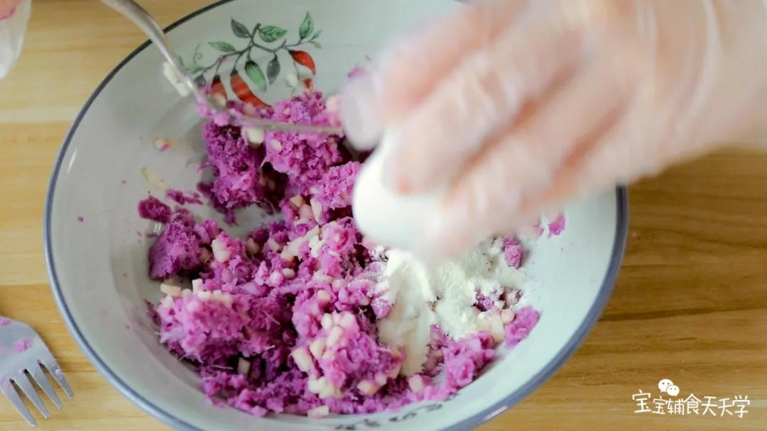 加入奶粉，用手揉成团