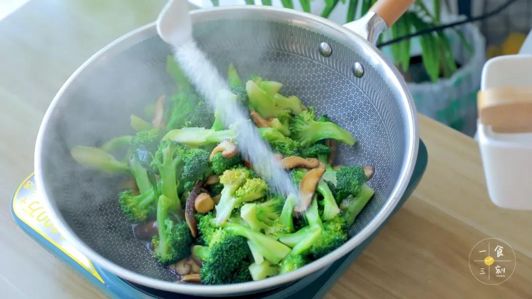 倒入西兰花，加入盐调味，翻炒均匀