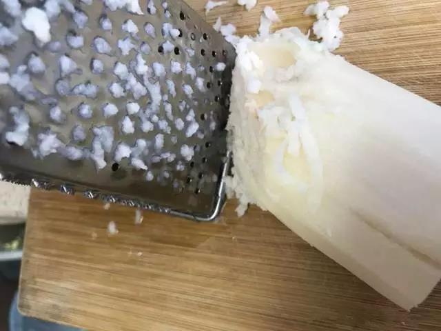 莲藕用擦丝器擦细蓉。