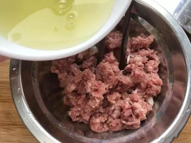 蛋清分2次加入，先倒入一半蛋清，加少许盐，顺时针搅拌均匀。