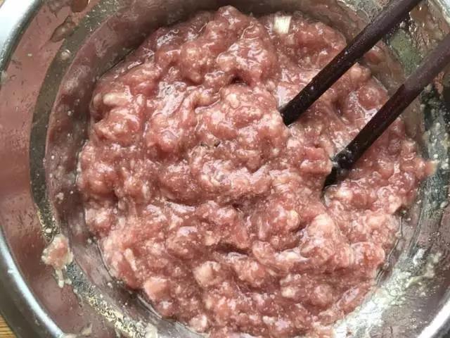 再倒入剩下的蛋清，顺时针搅拌至上劲。