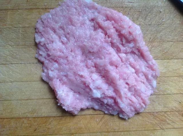 第2步：剁成肉泥。