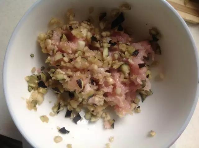 第6步：放入茄子末搅拌均匀。