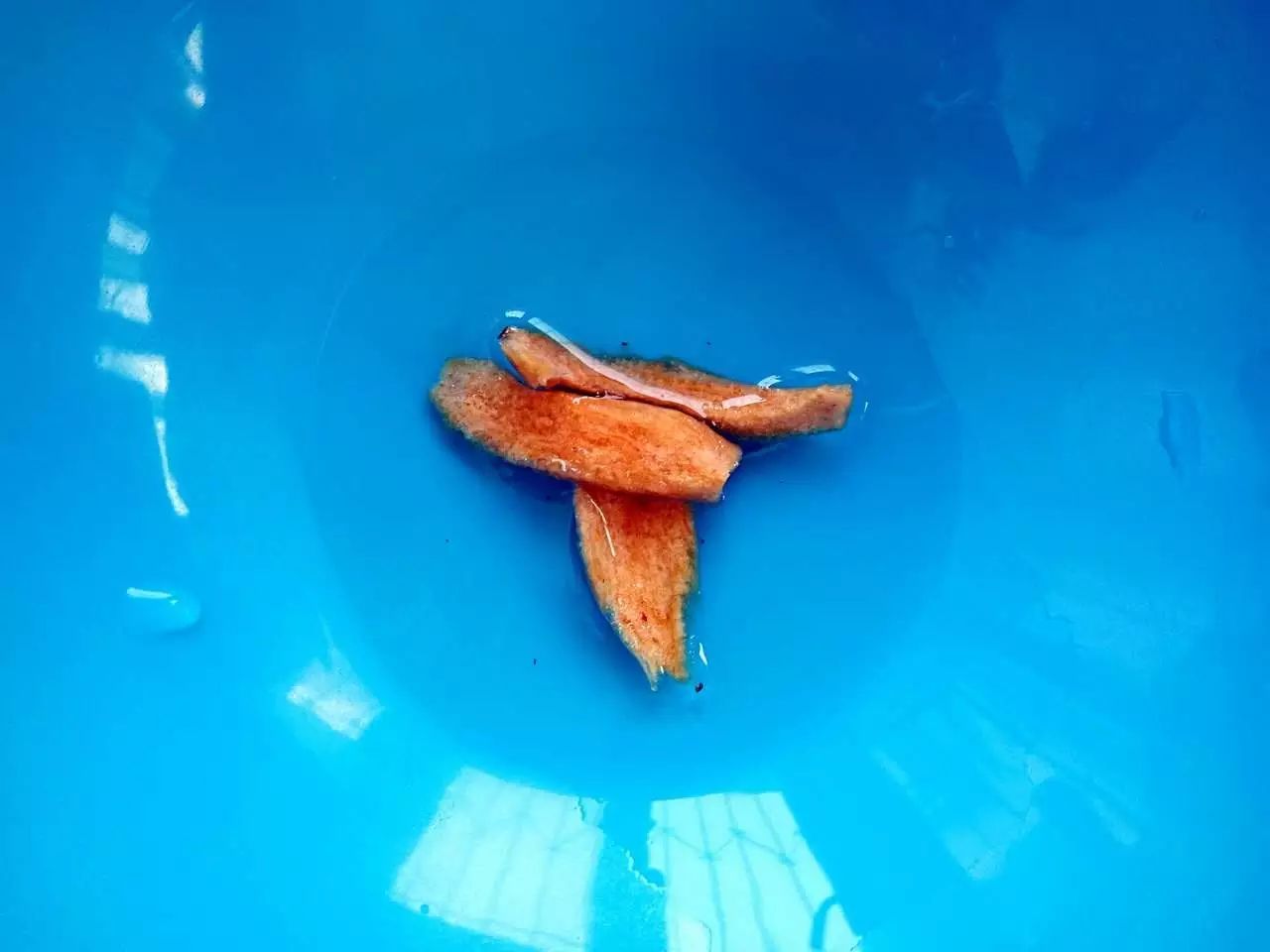 第2步：将半颗红枣肉在温水中泡软。