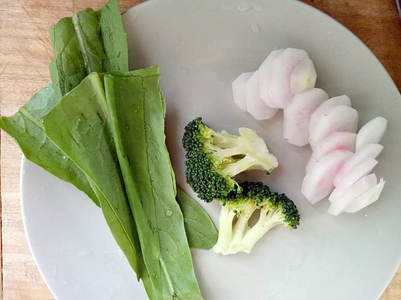 第4步：油麦菜、切片后的水萝卜、西兰花煮熟