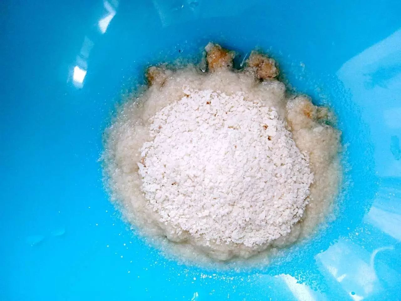 第6步：红枣肉压成小块后加点水倒入米粉拌匀。