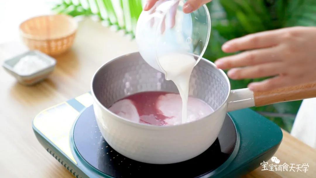 第5步：将石榴汁、配方奶和玉米淀粉倒入锅中，小火加热
