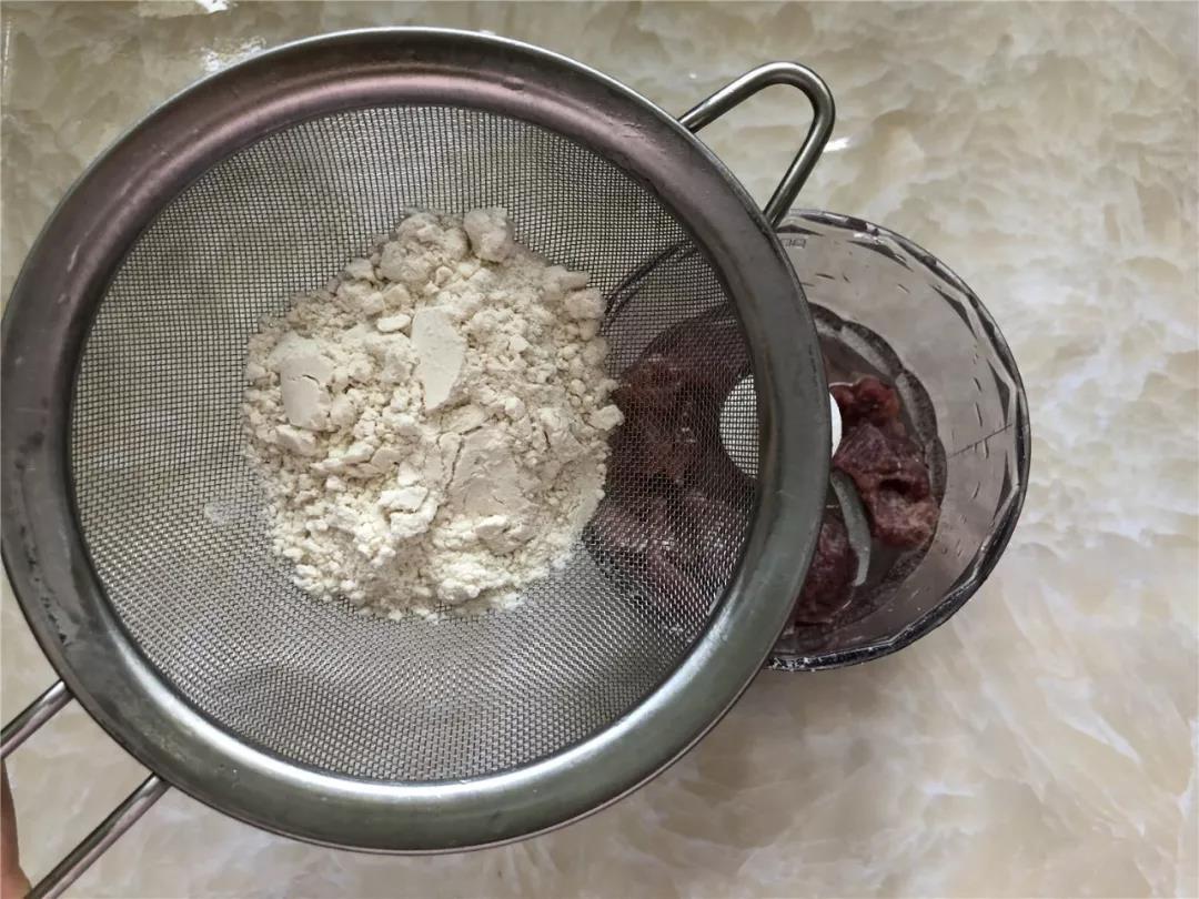 牛肉切碎放入料理机，倒入50克水，筛入面粉。