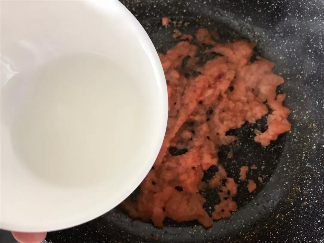倒入锅里翻炒，倒入淀粉水（20克水和5克淀粉）炒至粘稠状备用。