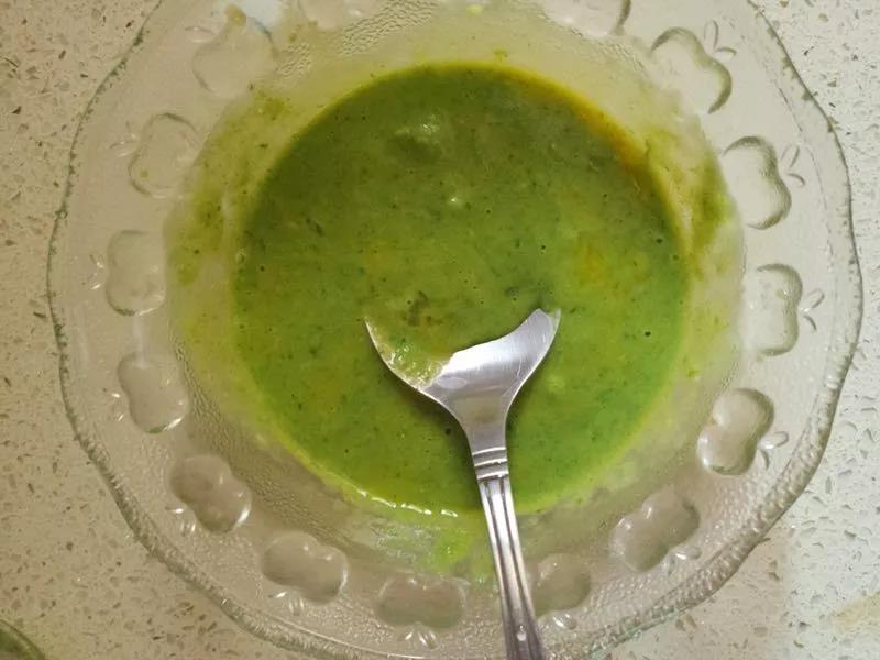 第4步：打成泥后放蛋黄里搅拌均匀。