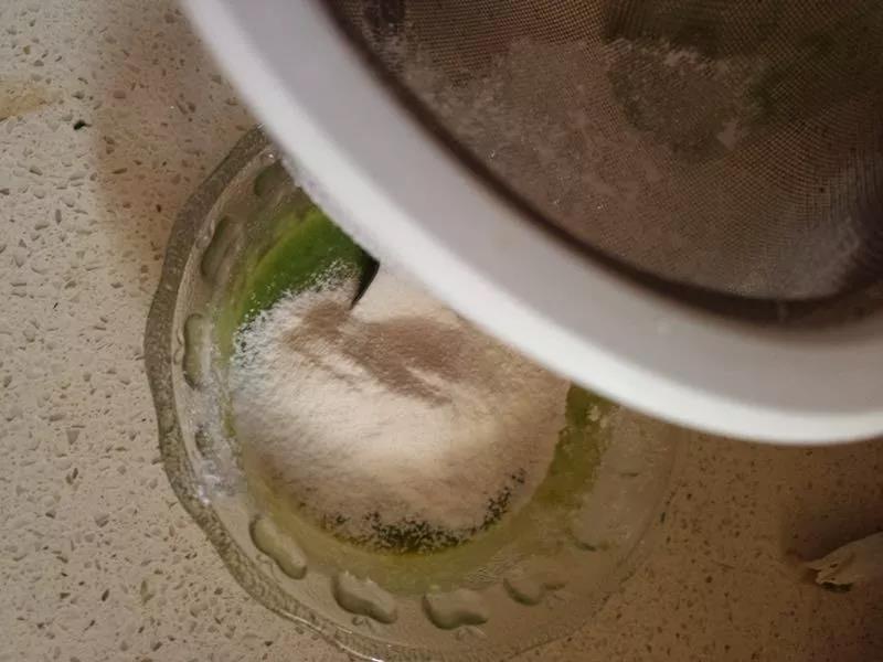 第5步：面粉过筛，倒入蛋液里。