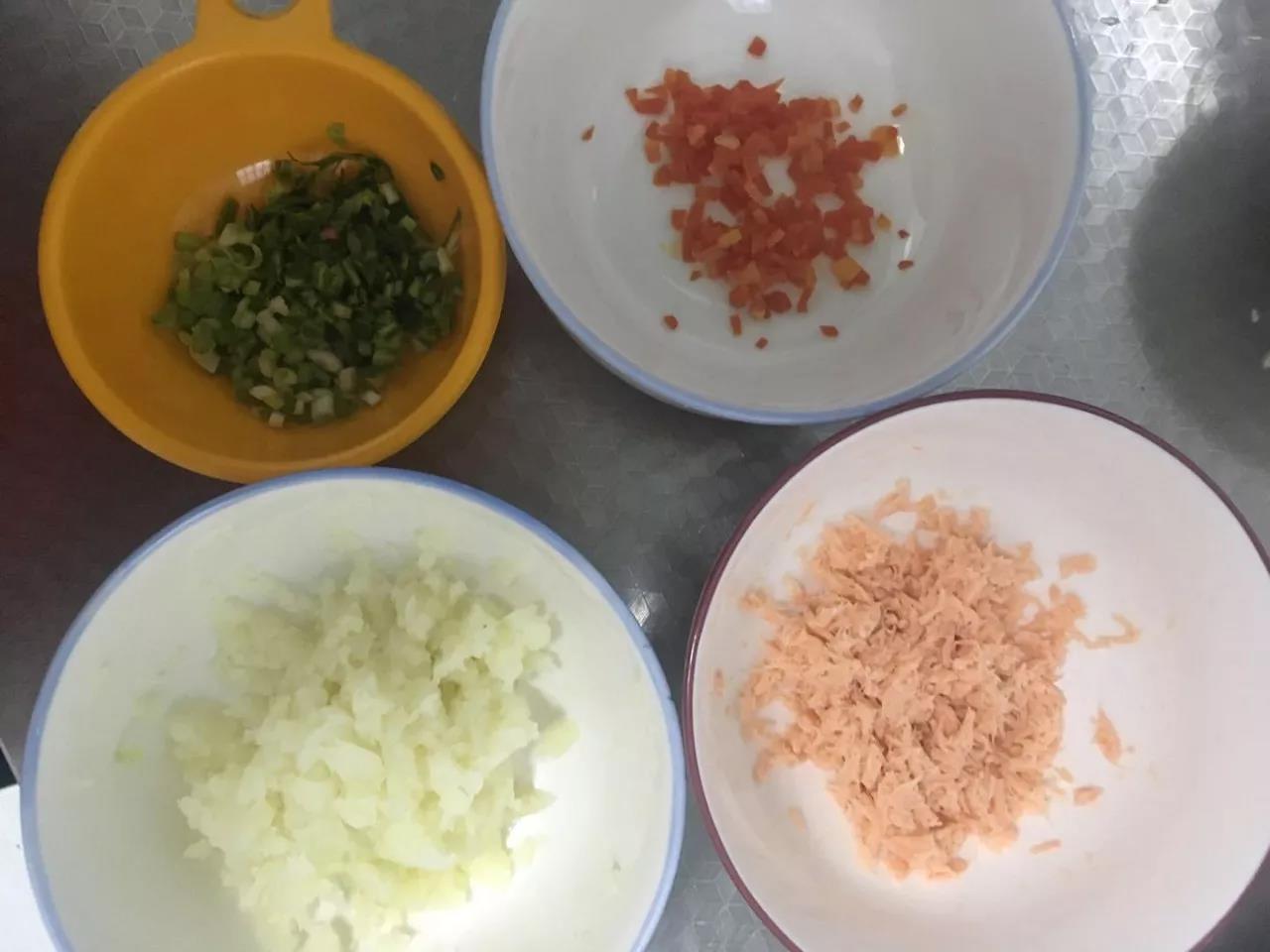 葱花和油菜叶子切碎备用，熟的土豆压成泥，三文鱼捏碎。