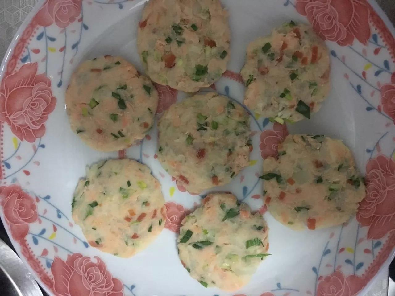 取一小团揉圆压成小饼状放入盘中备用。