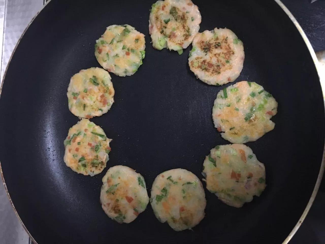 平底不粘锅刷油，开小火，放入小饼焖煎2分钟，翻面继续焖煎2分钟，煎至两面金黄即可。