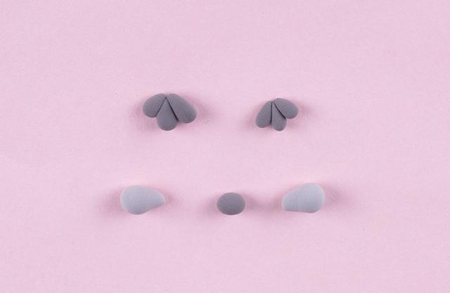 步骤4：按照上兔、图的样子用灰色和淡灰色粘土分别做出脚掌、翅膀和鼻子。