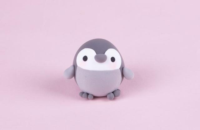 步骤6：分别把脚掌、翅膀、鼻子和眼睛粘好