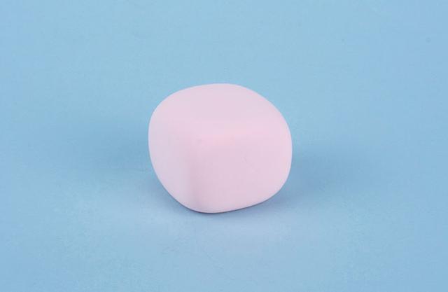 步骤4：用洋红色的粘土和白色粘土混合出淡粉色粘土，然后把它做成一个正方体。