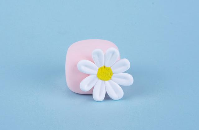 步骤6：把小雏菊粘在正方体上。