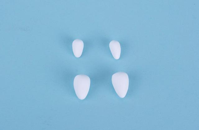 步骤7：最后用白色粘土做四个水滴形，两个大的两个小的，这是小白鼠的四肢。