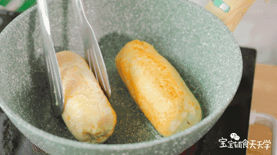 平底锅刷点油，小火煎至四面金黄至熟透