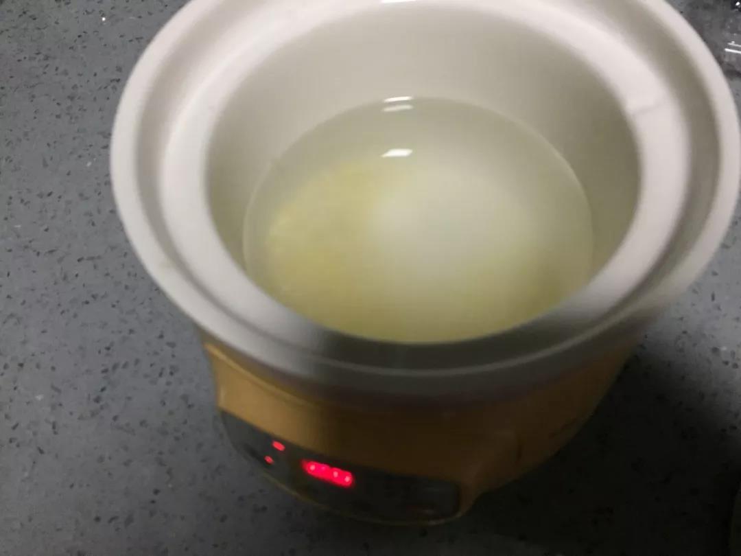 大米小米洗净，加水放入BB煲。