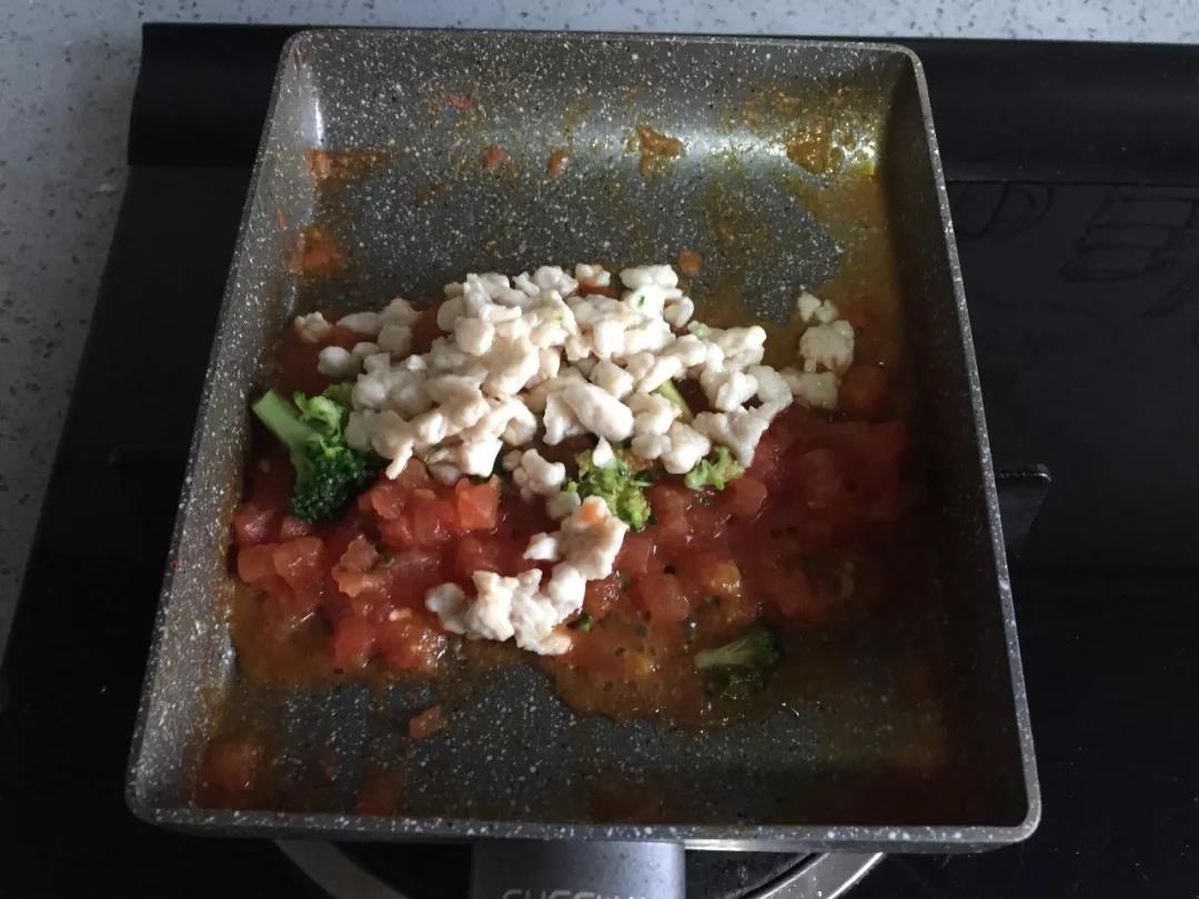 放入煮熟的西兰花和炒熟的鸡肉丁，翻炒均匀。