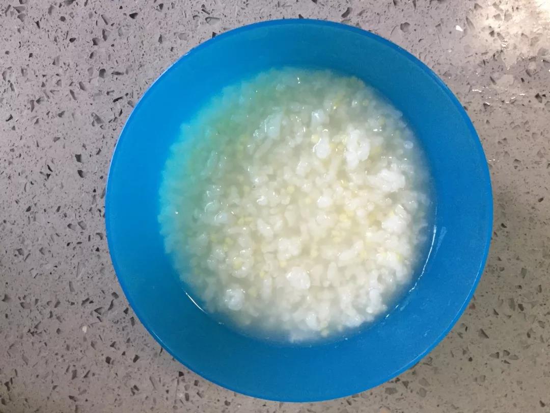 粥好了之后将粥盛至碗里。