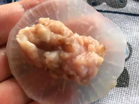 取一片白萝卜，包一些香菇肉泥。