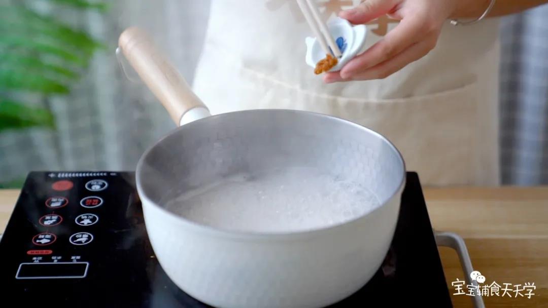 山药面煮熟后，加入松茸粉、芹菜粒